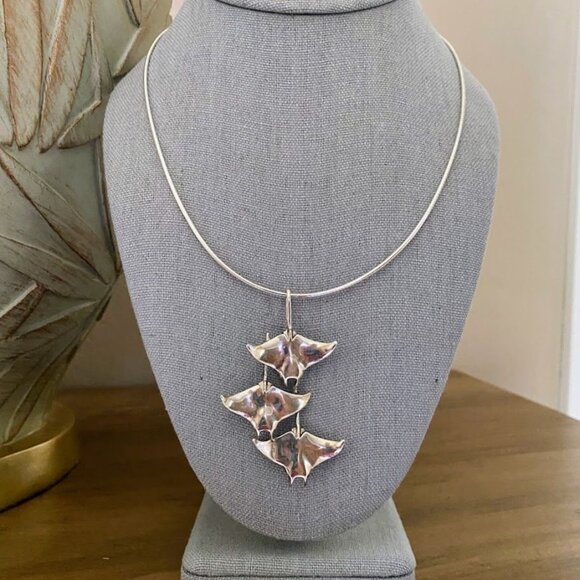 💜 Big Blue by Roland St. John Manta Ray Necklace Ocean in Motion Collection 925 - Picture 1 of 13